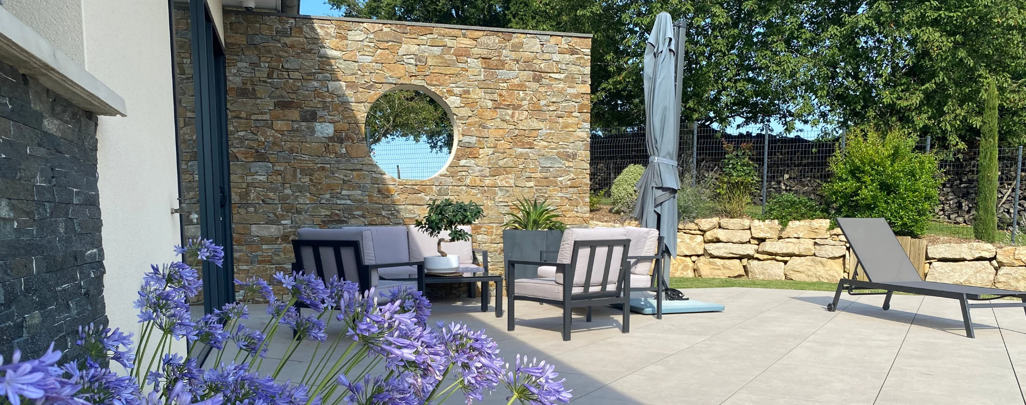 Terrasse-maison-avec-mur-en-pierre